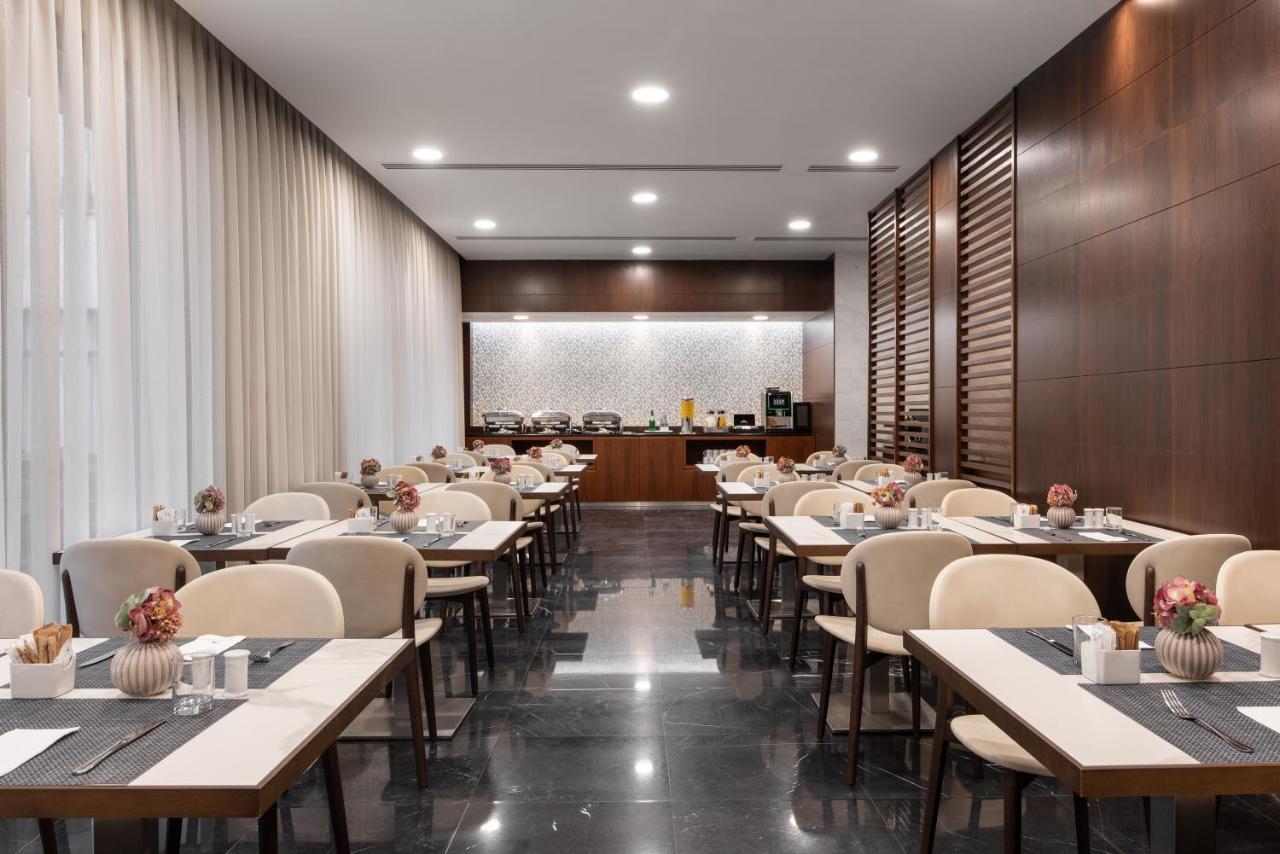 Eurostars Das Letras Lisbon Luaran gambar The lounge at the airport