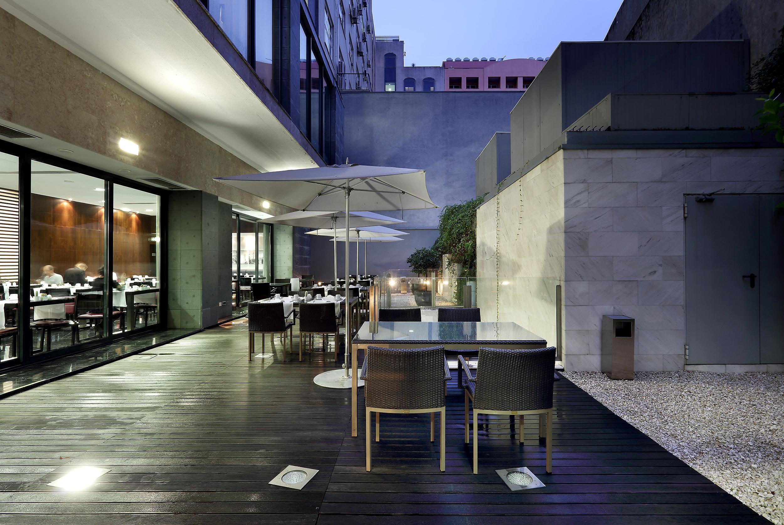 Eurostars Das Letras Lisbon Luaran gambar The hotel's terrace