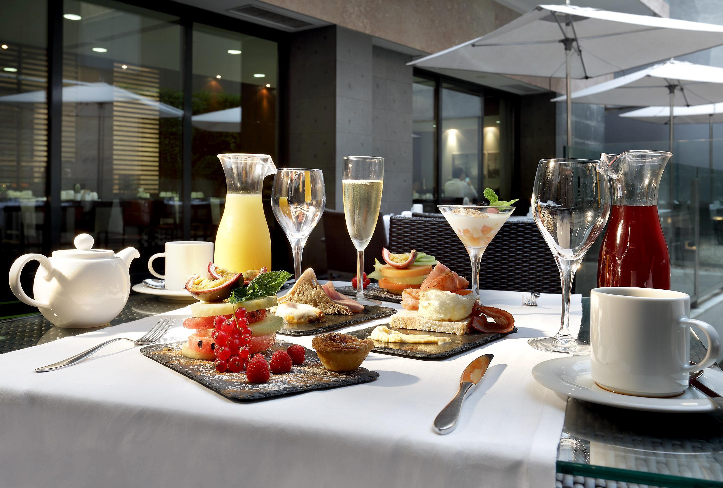 Eurostars Das Letras Lisbon Luaran gambar A typical afternoon tea