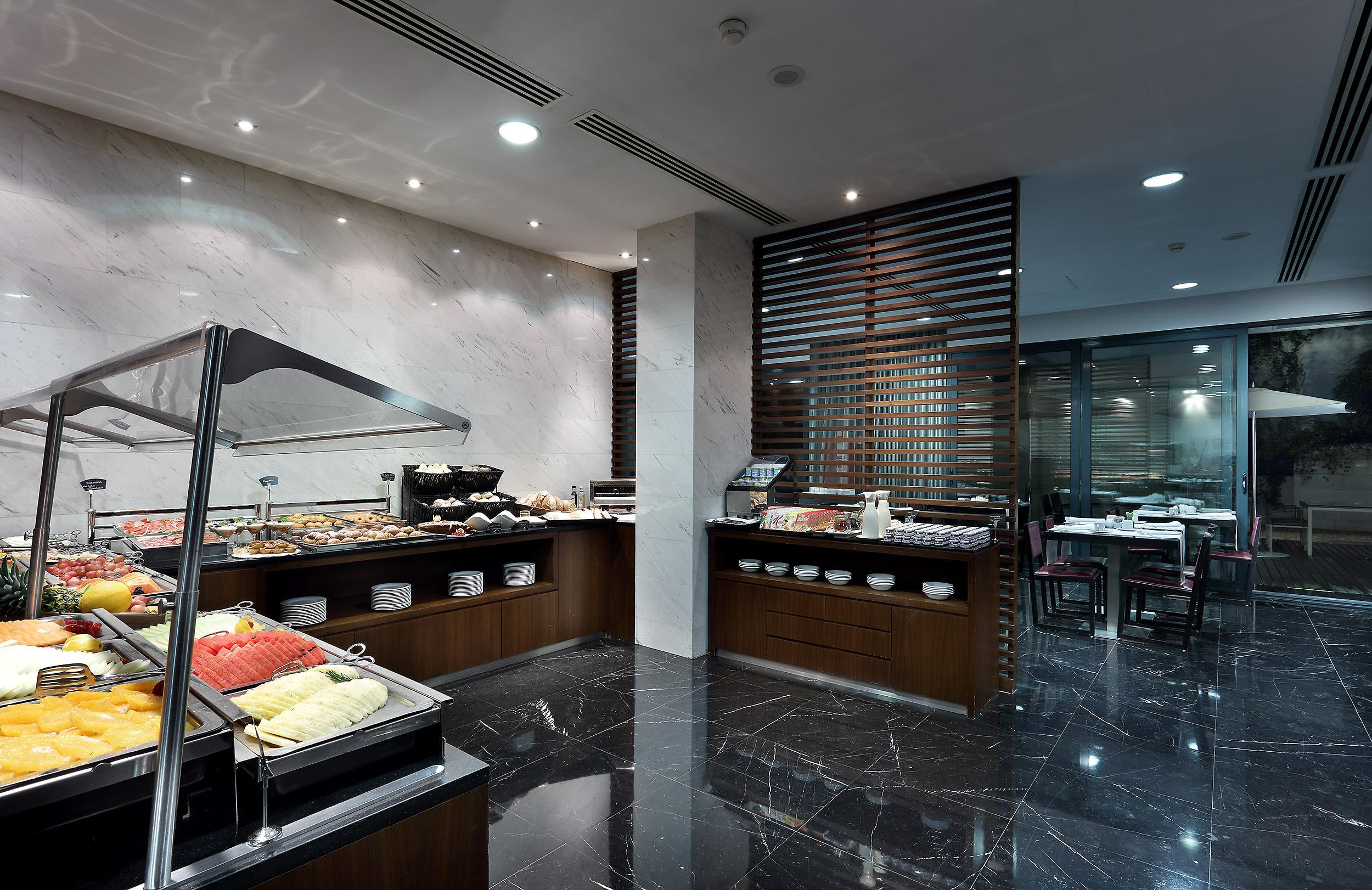 Eurostars Das Letras Lisbon Luaran gambar The buffet at the lounge